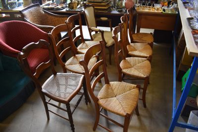 a lot of chairs that are sitting in a room