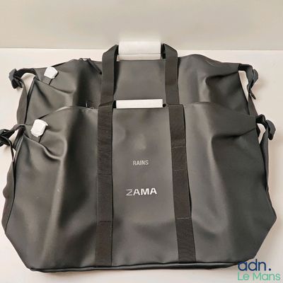 un sac posé sur une table