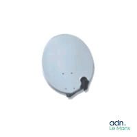 une assiette blanche avec une anse noire sur fond blanc