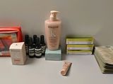 une table sur laquelle sont posés de nombreux produits de beauté et un flacon de lotion