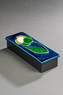 une image représentant une boîte bleue et verte ornée d'une fleur