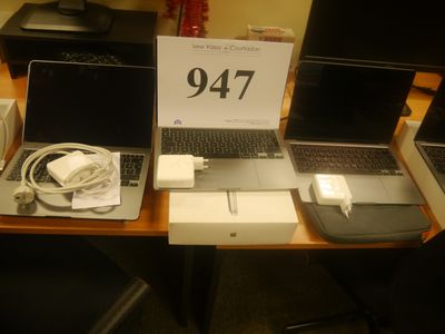 deux ordinateurs portables posés sur un bureau, avec une étiquette de prix dessus