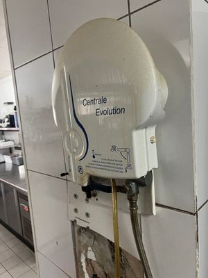 un chauffe-eau fixé au mur dans une cuisine