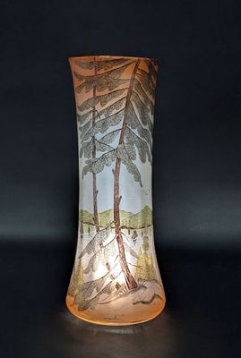 un vase en verre décoré d'une peinture, posé sur une table