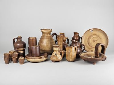 plusieurs pièces de poterie posées sur une table