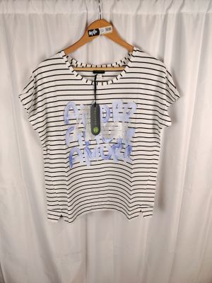 un t-shirt rayé blanc et noir sur lequel est inscrit le mot « love »