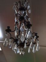 Petit lustre à quatre bras de lumière et plaquettes de crist…