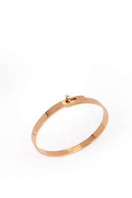 gros plan d'une bague en or sur fond blanc