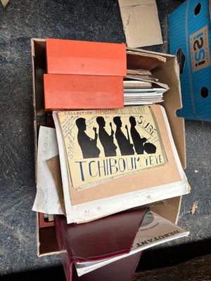 une boîte en carton contenant tout un tas de livres