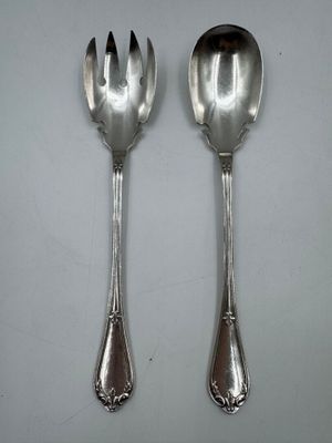 deux cuillères posées sur une table