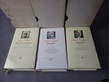 trois livres posés sur une table l'un à côté de l'autre