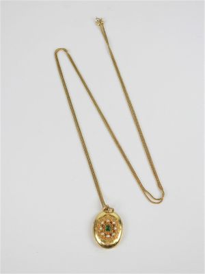 un collier plaqué or avec un pendentif en pierre verte