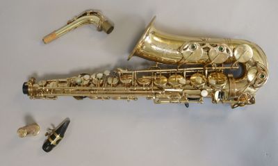 un saxophone posé sur une table