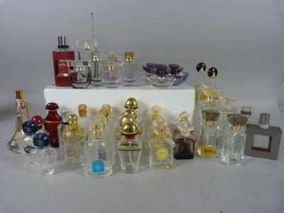 plusieurs types de flacons de parfum sur la table