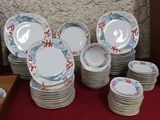 beaucoup d'assiettes et de bols sur la table