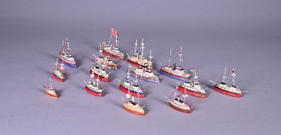 Lot de 15 bateaux miniatures en composition (carton cuit) re…