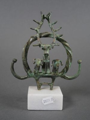 une image représentant une statue en bronze d'un homme à cheval