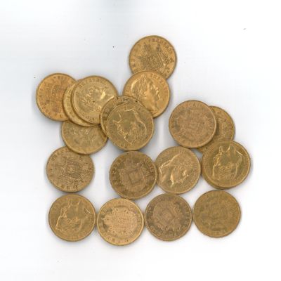 quelques pièces d'or empilées les unes sur les autres sur une surface blanche