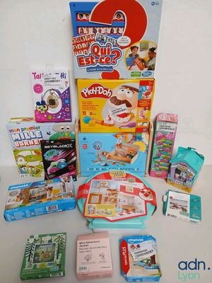 beaucoup de jouets et de jeux pour enfants sur la table