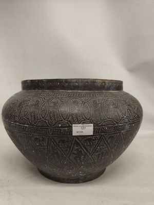 Important bassin en cuivre gravé de motifs de chasseurs.