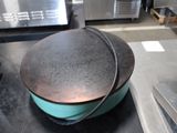 une photo d'une casserole posée sur une cuisinière dans une cuisine