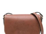 une image représentant un sac à main marron muni d'un fermoir doré