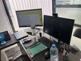 un bureau sur lequel se trouvent deux écrans d'ordinateur et un ordinateur portable