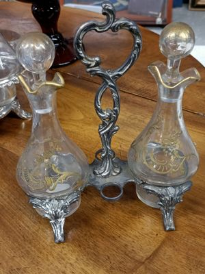 trois carafes en verre posées sur une table en bois