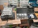 de nombreux outils de toutes sortes posés sur une table