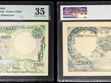 Trois types de monnaies différents sont exposés dans une vitrine