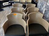 Plusieurs chaises sont alignées dans une salle d'attente dont l'un des murs est en marbre.