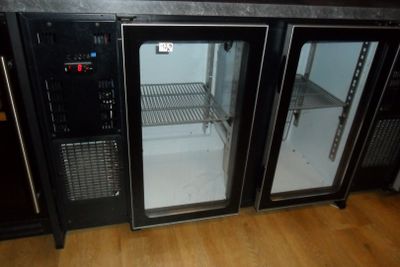 deux portes vitrées ouvertes dans une cuisine