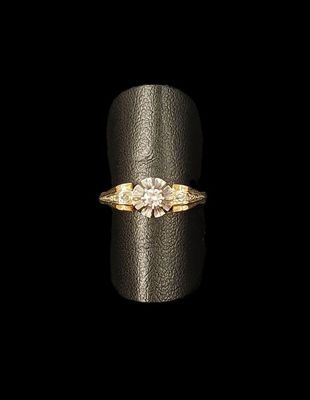 Bague en or jaune 18K (750/oo) et platine (850/oo) centrée d…