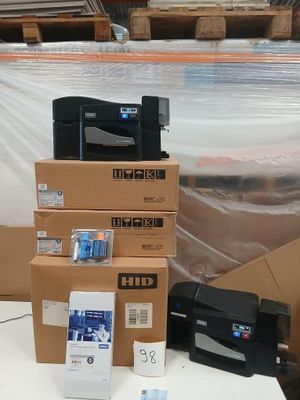une pile de cartons et une imprimante posées sur une table