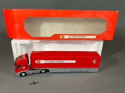 camionnette jouet rouge et blanche avec une caisse rouge à l'arrière
