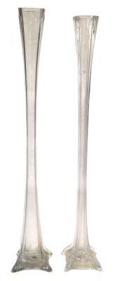 deux grands vases en verre posés l'un à côté de l'autre sur une surface blanche