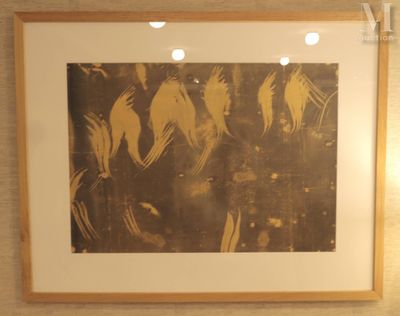 un tableau accroché au mur d'une salle de bains