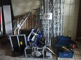 une photo d'une pièce où il y a beaucoup de matériel par terre