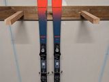 une paire de skis accrochée à un support dans une pièce