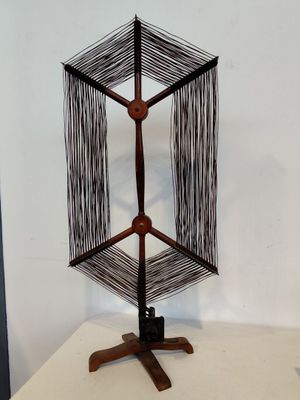 une sculpture représentant une structure en bois posée sur une table
