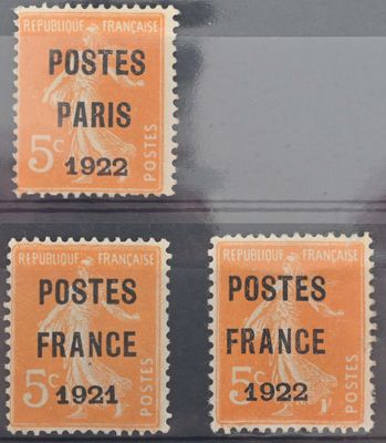 quatre timbres français différents exposés dans une vitrine