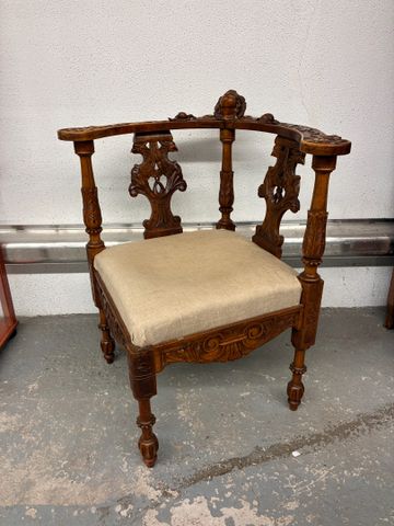 Italie. Fauteuil d’angle en hêtre sculpté de griffons et visage, ...