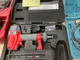 deux outils posés sur une table