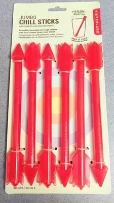 quatre pailles en plastique rouges d'où sort une flèche rouge