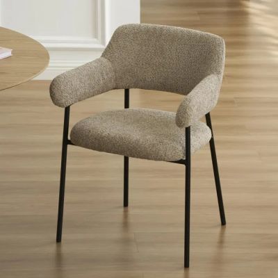 une photo d'une chaise dans un salon