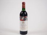 une bouteille de vin rouge posée sur une table blanche