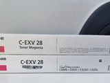 Trois cartouches de toner magenta Canon C-EXV 28 sont empilées les unes sur les autres