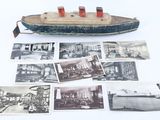 un petit bateau en bois orné de dessins sur les flancs