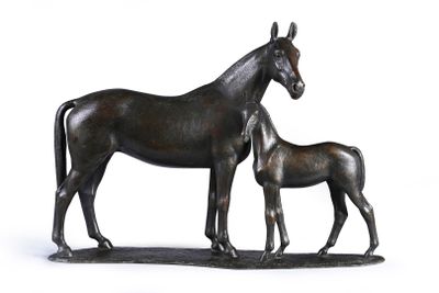 une statue représentant un cheval et un poulain sur fond blanc