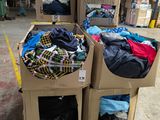 Des cartons de vêtements sont empilés les uns sur les autres dans un entrepôt